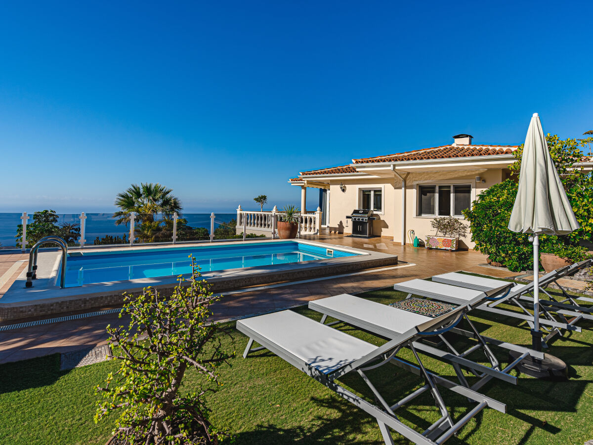 Pool mit Aussicht auf La Gomera