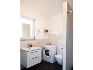 Badezimmer 2 mit Dusche und Waschmaschine