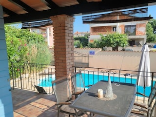 Übderdachte Terrasse direkt am Pool