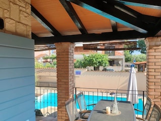 Übderdachte Terrasse direkt am Pool