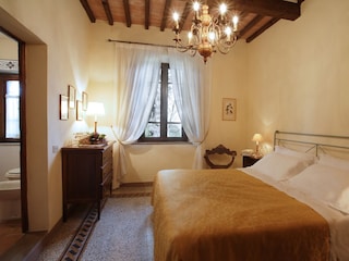 Schlafzimmer mit Doppelbett und eigenem Bad