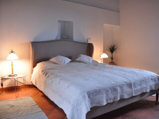 King-size Bett mit hochqualitativer Matratze