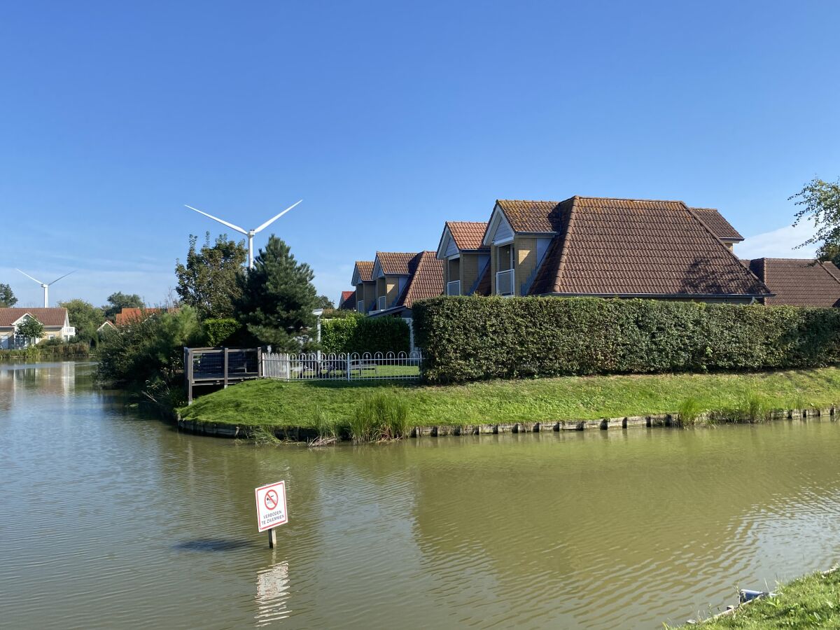 Schönes Eckgrundstück direkt am Wasser