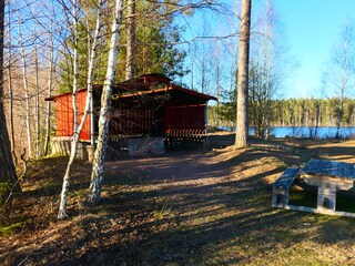 Badeplatz mit Picknicktisch und Grillhäuschen