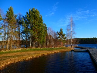 Steg am See mit Badebereich für kleine Kinder