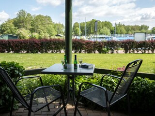 Terrasse mit Blick auf den Rasen