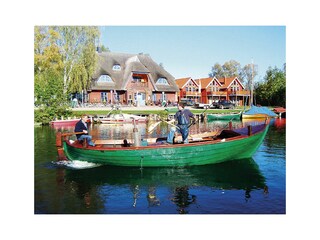 Angelkutter vor dem Fischerhaus Plau am See