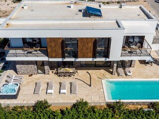 Villa Dolac can accommodate 8+2 guests.