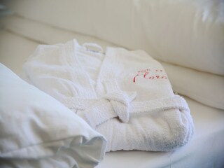Kuscheliger Bademantel auf Ihrem Zimmer