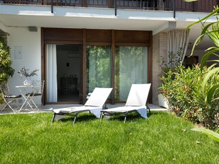 der vorgelagerte Garten der Ferienwohnung