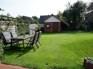 Garten mit Liegen und Strandkorb