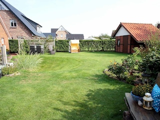 Garten mit Liegen und Strandkorb