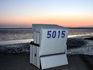Sonnenuntergang im Strandkorb genießen