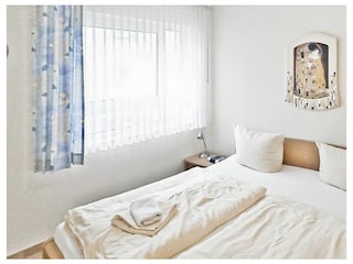 Schlafzimmer mit Doppelbett