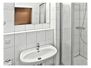 Bad mit Dusche und WC