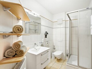 Bad mit Dusche und WC