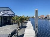 grosse Terrasse am Wasser, Grundstueck ist eingezauent