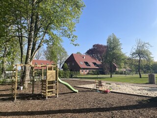 Gebäudeansicht Süd-Westen mit Spielplatz