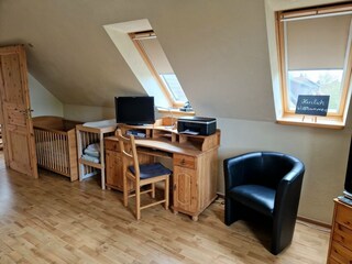 Schlafzimmer 1 mit Schreibtisch und Kinderbett