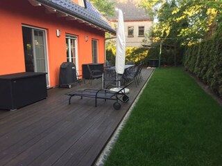 Garten mit Blick auf 80m2 Süd- Westterrasse