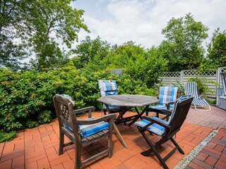 Gartenterrasse mit Strandkorb und Sauna