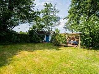 überdachter Sonnenfreisitz im Garten