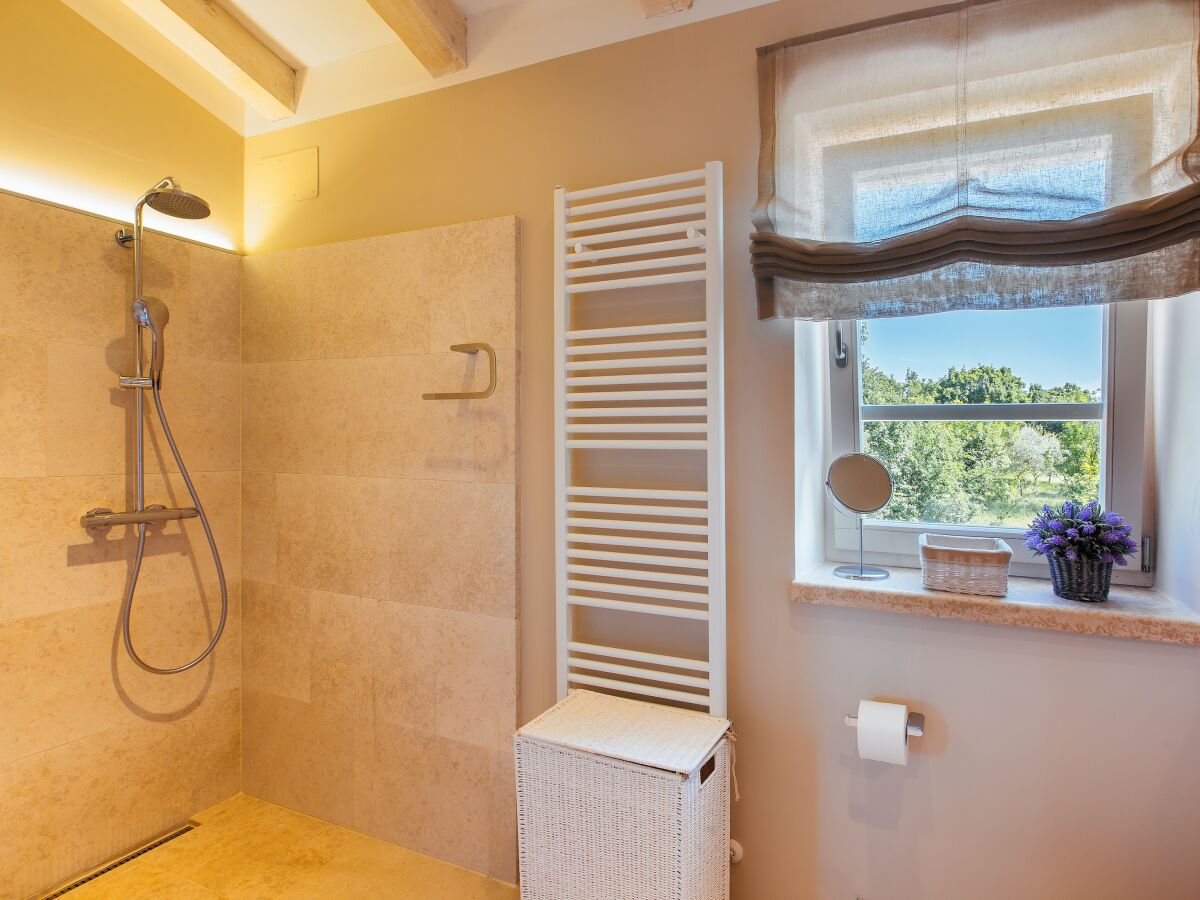 Badezimmer 2 en-suite drinnen im Schlafzimmer