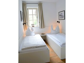 Schlafzimmer mit Bad en-Suite EG