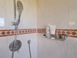 Bad mit Dusche Schlafzimmer zum Wasser