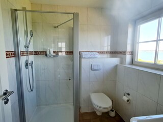 Bad mit Dusche Schlafzimmer und Wasserblick