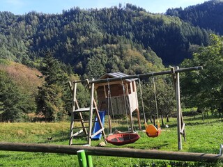 Spielplatz  mit Schaukel Rutsche Wippe und Sandkasten