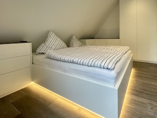 Schlafzimmer1 mit Zugang zum Balkon (Weitwinkel)