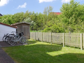 Grünfläche hinter dem Haus + Fahrradständer