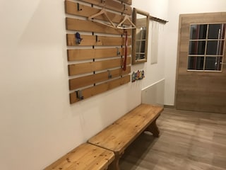 Reichlich Platz an der Garderobe für Klein und Groß