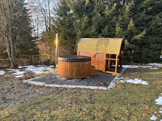 Saunahäuschen und Hot Tub im Garten