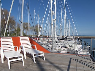 Blick von der Dachterrasse über den Hafen