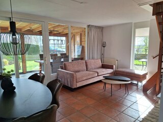 Blick aufs Wohnzimmmer mit Panoramascheibe