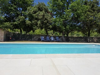 Sonnenliegen in der Nähe des privaten Pools