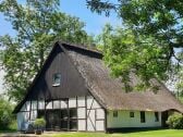 Wohnzimmerfenster mit Loungebereich, Gartenansicht