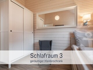Kleiderschrank mit hochwertigen Kleiderbügeln