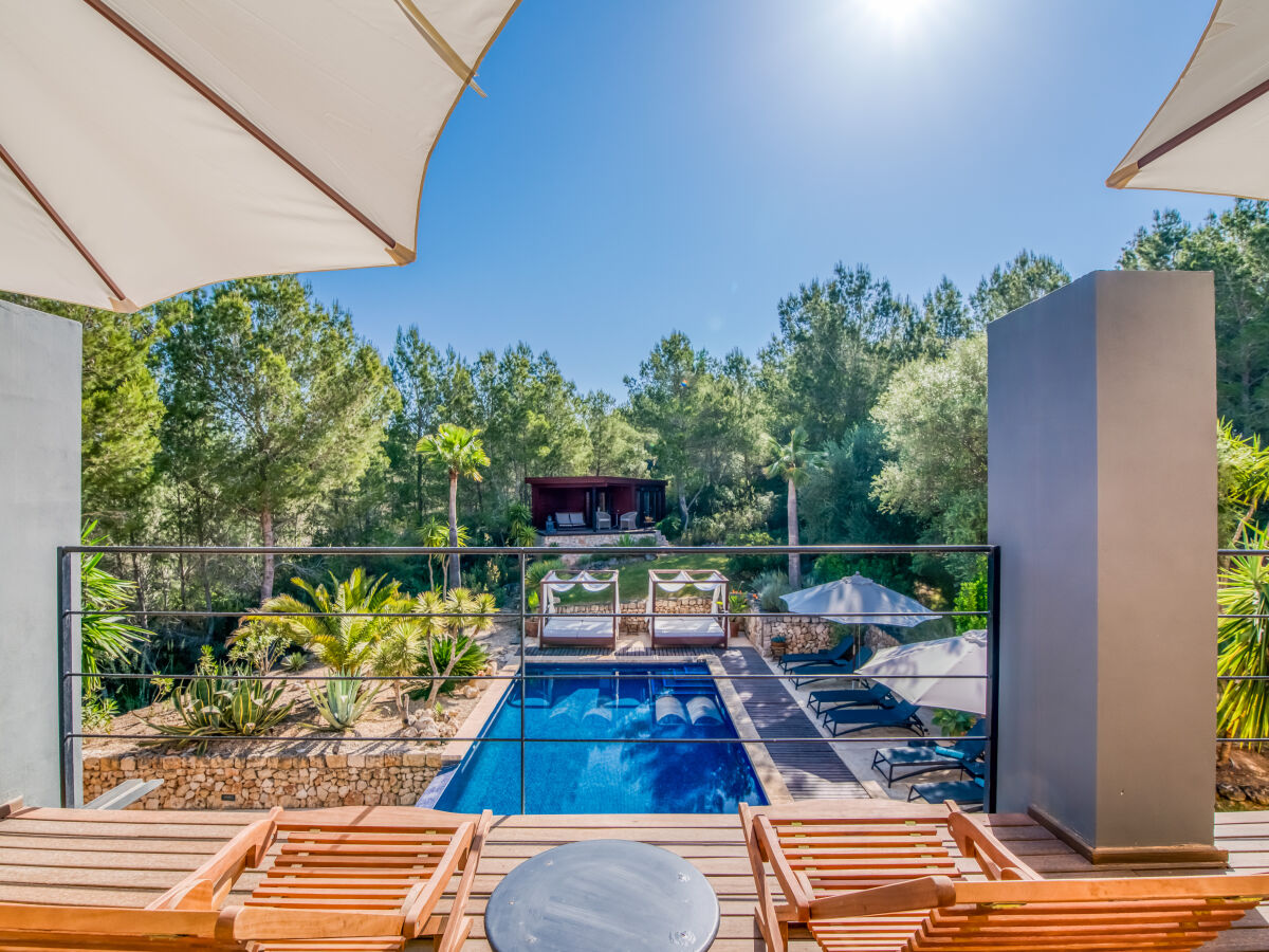 Blick von der oberen Terrasse zum Pool