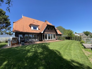 Blick vom Garten auf das Haus