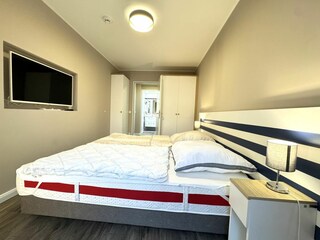 Schlafzimmer mit Kleiderschrank