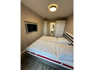 Schlafzimmer mit Schränken
