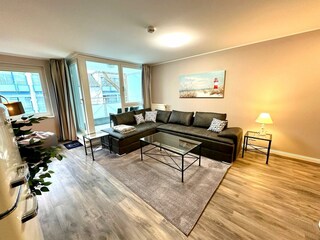 Wohnzimmer mit Zugang zum Balkon