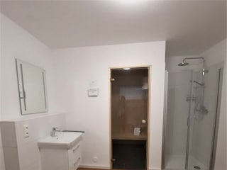 ...Dusche und Sauna