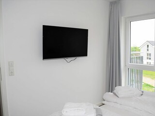 1.  Schlafzimmer mit Fernseher