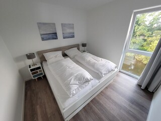 2. Schlafzimmer mit Fernseher