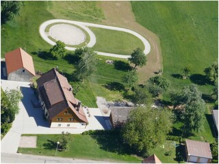 Luftbild mit Wohnhaus, Scheune, Stall, Pferdeweide