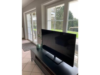 WZ großer TV und Panoramablick nach draußen